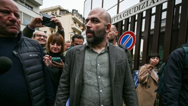 Der Schriftsteller Roberto Saviano beim Verlassen des Gerichtsgebäudes in Rom. (Bild: AFP)