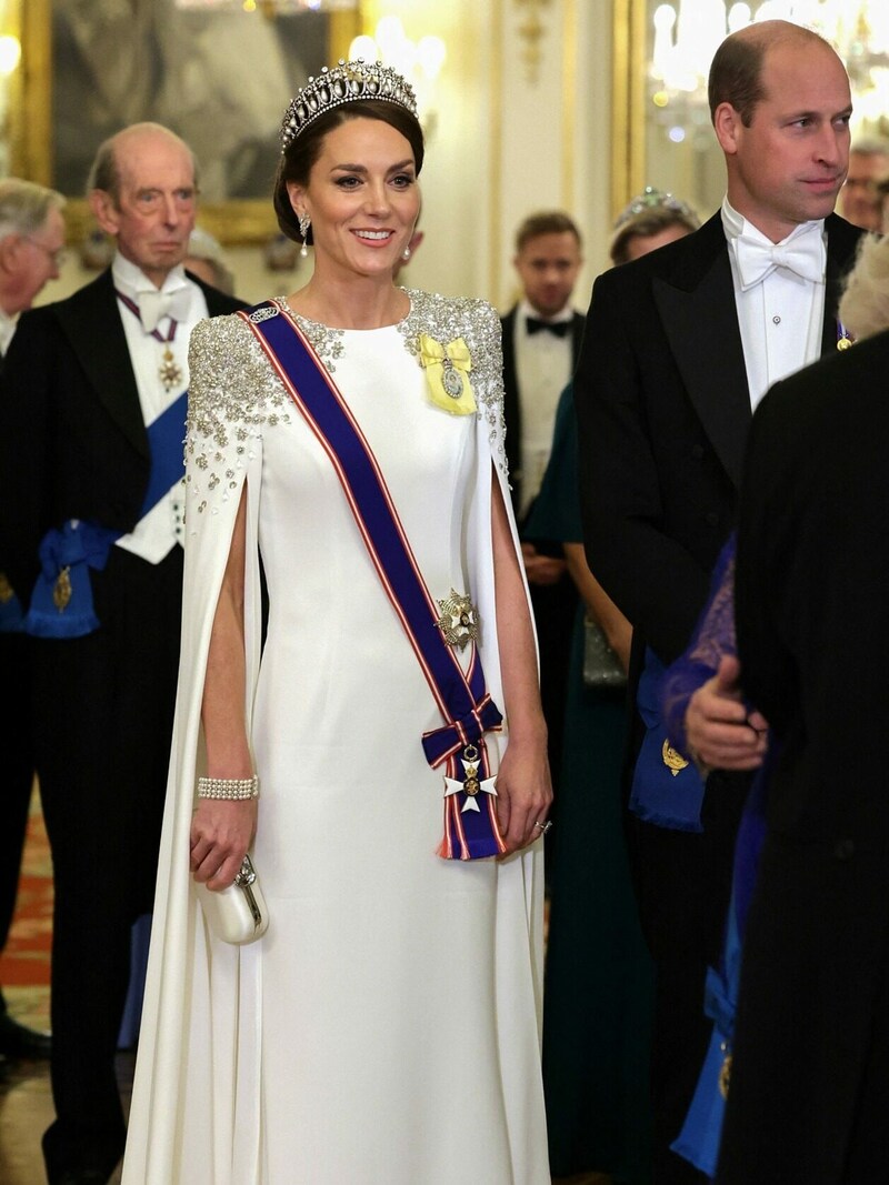 Prinzessin Kate glänzt beim Staatsbankett in einem Brautkleid. (Bild: APA/Photo by Chris Jackson/AFP)