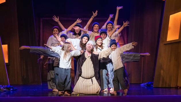 Die sechs Selinger-Schwestern spielen im Musical „Betlehem“ Hirtenkinder, Engel und Schafe. (Bild: Simon Kupferschmied)