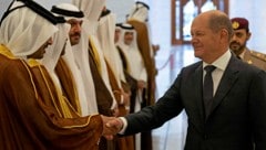 Deutschlands Kanzler Olaf Scholz während seines Besuchs im Golfemirat im September (Bild: APA/AFP/Qatar News Agency)