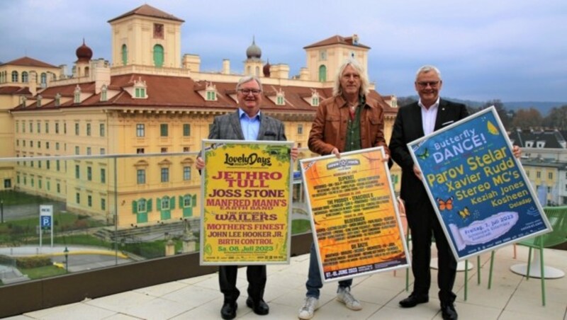 Wessely, Tatar und Steiner stellten die Festivals 2023 in der Rooftop-Bar gegenüber dem Schloss vor. (Bild: Grammer Karl)