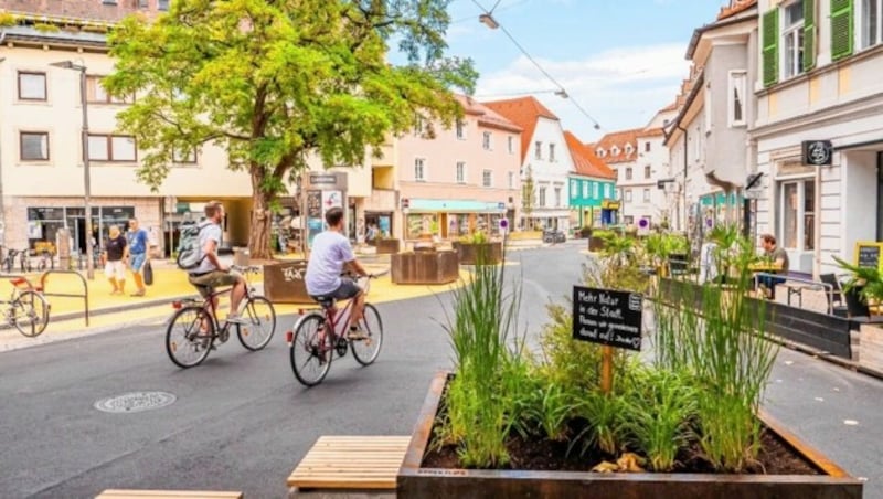 Mehr Platz zum Flanieren sollen Begegnungszonen in Graz bringen - wie schon im Bereich Lendplatz/Mariahilferstraße umgesetzt. Das macht die Stadt attraktiver, doch Parkplätze werden immer rarer. (Bild: Stadt Graz/Gostentschnigg)