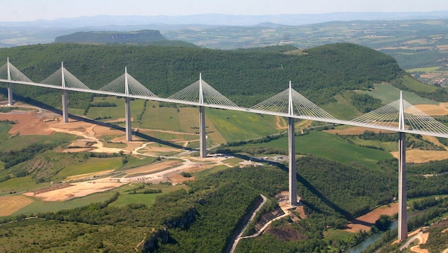 Beim Sprung von dieser Autobahnbrücke in Südfrankreich ist ein Base-Jumper ums Leben gekommen. (Bild: Wikipedia/Mike Lehmann (CC BY-SA 2.5))