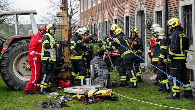 Die Feuerwehrleute benutzten ein Dreibein und eine Seilwinde (Bild: FOTOKERSCHI.AT / KERSCHBAUMMAYR)