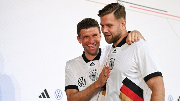 Thomas Müller (l.) und Niclas Füllkrug (Bild: APA/AFP/INA FASSBENDER)
