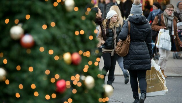 Fabian und sein Team verbringen das Fest weit weg von daheim im Einsatzort. Da ist nichts mit Weihnachtsshopping, Christkindl-Märkte und Co. (Bild: APA/dpa/Bernd Von Jutrczenka)