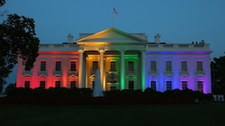 Das Weiße Haus in Washington in Regenbogen-Farben beleuchtet (Bild: Getty Images)