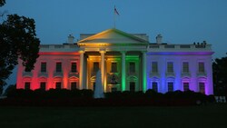 Das Weiße Haus in Washington in Regenbogen-Farben beleuchtet (Bild: Getty Images)
