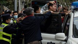 Die chinesische Polizei greift bei den Protesten hart durch. (Bild: AP)