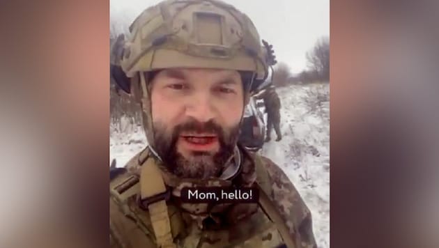 „Hallo, Mama! Meine Freunde sind bei mir. Wir werden uns gut benehmen“, so der unbekannte Soldat in dem Video. (Bild: Twitter.com/ukraine_world, Krone KREATIV)