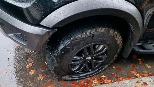 Ohne Luft in den Reifen standen bereits Ende November zahlreiche Fahrzeuge in Innsbruck da. Die Aktivisten „Tyre Extinguishers“ bekannten sich bereits dazu. (Bild: zeitungsfoto.at)