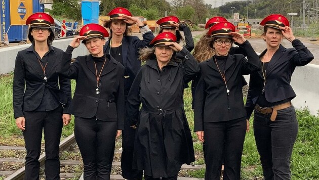 Renate Schnee (2. v. re) und ihre „Bahnhofsfrauen“ protestieren weiter gegen den Abriss (Bild: Die Bahnhofsfrauen)