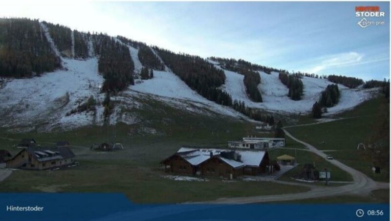 Am 9. November deutete bei einem Blick auf die Webcam in Hinterstoder noch wenig auf eine bald startende Skisaison hin. Exakt drei Wochen später ist auf der Bergstation alles weiß, die Arbeiten für den Start am kommenden Donnerstag laufen im Skigebiet auf Hochtouren. (Bild: zVg)