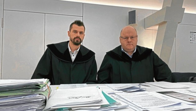 Verteidigten den Angeklagten: Rechtsanwalt Kurt Jelinek (r.) mit seinem Kollegen Peter Macheiner (l.) (Bild: Benedict Grabner)