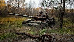 Ein zerstörter russischer Kampfpanzer nahe dem von der Ukraine zurückeroberten Dorf Jampil in Donezk (Bild: APA/AFP/Dimitar DILKOFF)