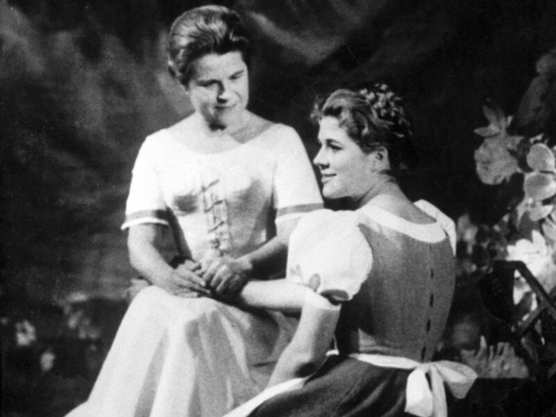 Paula Wessely (l) als „Zufriedenheit“ und ihre Tochter Christiane Hörbiger als „Lottchen“ in „Der Bauer als Millionär“ bei den Salzburger Festspielen (Archivbild von 1961). (Bild: dpa / picturedesk.com)