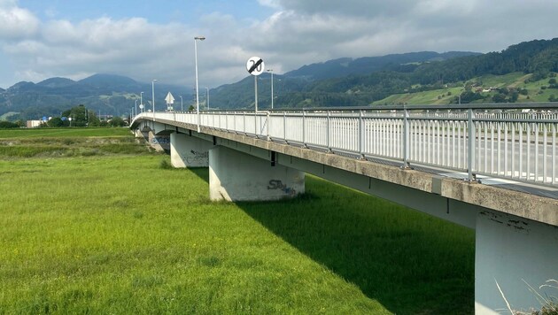 Rund 2000 Lkw queren täglich die Brücke von Lustenau nach Au und umgekehrt. (Bild: Sonja Schlingensiepen)