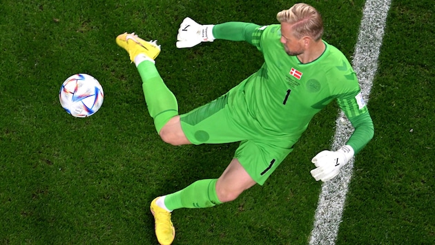 It can be assumed that Denmark goalkeeper Kasper Schmeichel will have his work cut out against Spain ... (Bild: AFP)