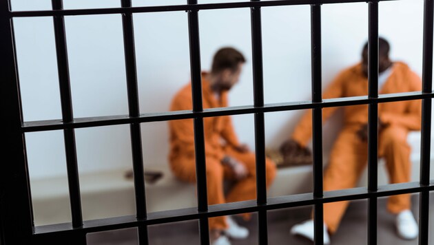 multicultural prisoners playing chess behind prison bars (Bild: stock.adobe.com/ LIGHTFIELD STUDIOS)