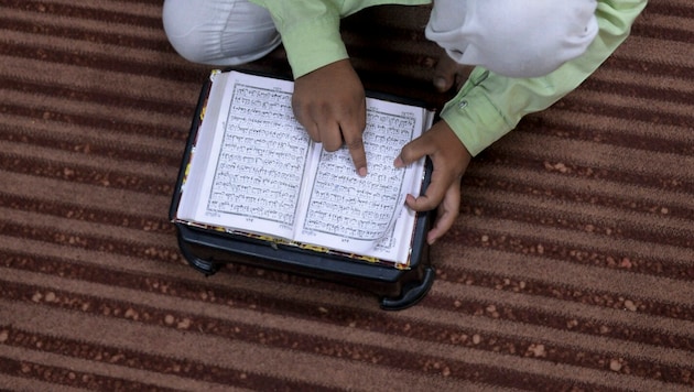 Ein Schüler rezitiert den Koran während des heiligen Monats Ramadan. (Bild: APA/AFP/NOAH SEELAM)