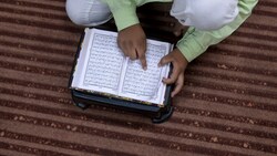 Ein Schüler rezitiert den Koran während des heiligen Monats Ramadan. (Bild: APA/AFP/NOAH SEELAM)