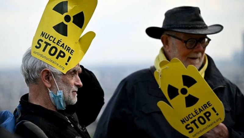 Atomkraftgegner protestieren in Paris. (Bild: APA/AFP/Emmanuel DUNAND)