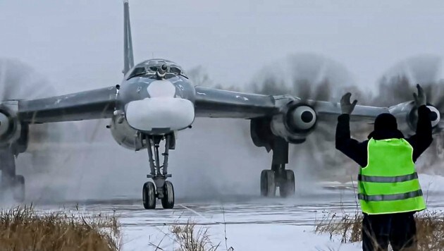 Der Start eines russischen Bombers von einem Luftwaffenstützpunkt (Bild: AP)