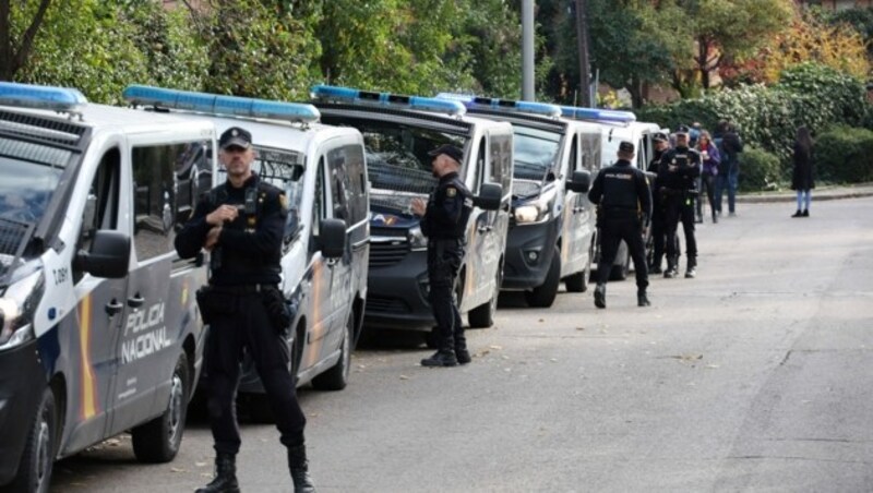 Spanische Polizisten sichern das Gelände nach der Explosion einer Briefbombe in der ukrainischen Botschaft. (Bild: APA/AFP/Thomas COEX)