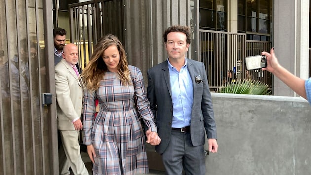 Danny Masterson mit Ehefrau Bijou Philips vor dem Gericht von Los Angeles (Bild: AP Photo/Brian Melley)