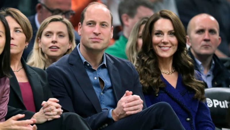 Prinz William und Prinzessin Kate verfolgten das spannende Basketball-Match von der ersten Reihe aus. (Bild: Jim Davis/The Boston Globe via AP, Pool)