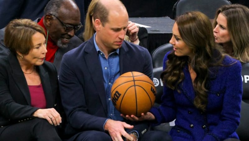 „Na, willst du auch mal einen Korb werfen, William?“, schien Kate ihren Gatten vor dem Match zu fragen. (Bild: BRIAN SNYDER / POOL / AFP)