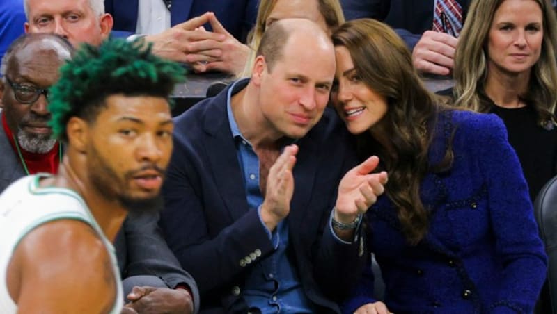 Prinz William und Prinzessin Kate zeigten sich gut gelaunt und innig beim Basketball-Match in Boston. (Bild: AFP)