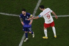 Lionel Messi (li.) ignoriert Robert Lewandowski (9) (Bild: APA/AFP/Antonin THUILLIER)
