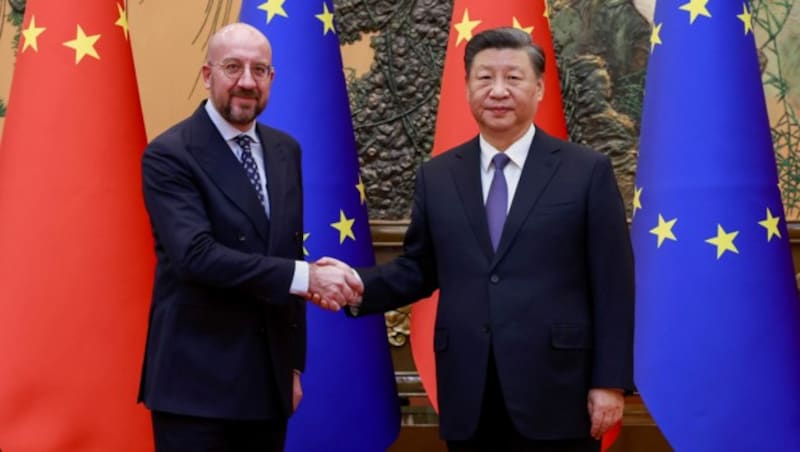 EU-Ratspräsident Charles Michel und Chinas Staatschef Xi Jinping bei ihrem Treffen in China (Bild: Xinhua)