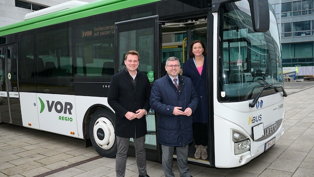 Stadt, Land, Bus: Krumböck und Schleritzko erwarten auch Landtagsmandatarin Doris Schmidl, Vizechefin der St. Pöltner Bezirks-ÖVP, zum runden Tisch. (Bild: NLK Pfeiffer)