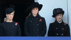 Lady Susan Hussey am Remembrance Day mit heutigen Prinzessin Kate und Gräfin Sophie am Balkon (Bild: www.VIENNAREPORT.at)