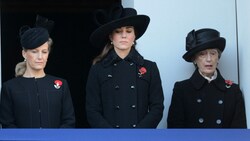 Lady Susan Hussey am Remembrance Day mit heutigen Prinzessin Kate und Gräfin Sophie am Balkon (Bild: www.VIENNAREPORT.at)