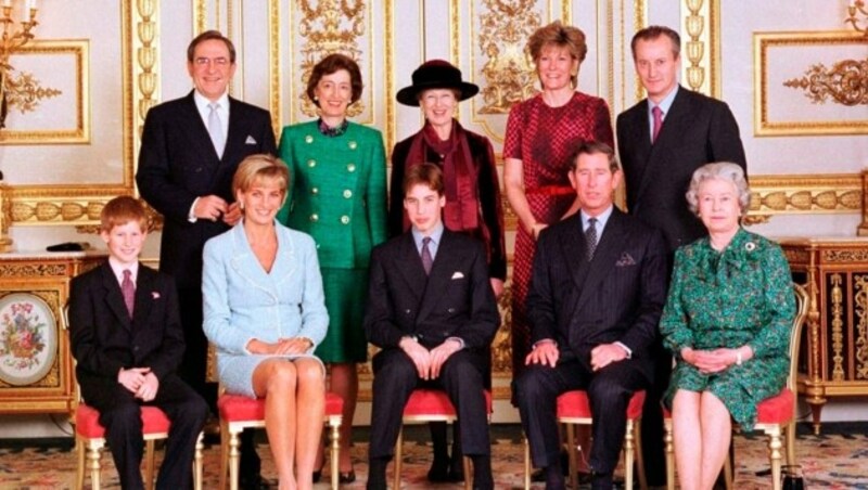 Lady Susan Hussey (hinten, Zweite von links) auf einem Foto der Royal Family, das anlässlich Prinz Williams Firmung 1997 entstanden war (Bild: John Stillwell/PA via AP)