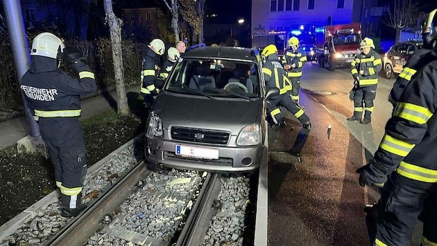 Das feststeckende Fahrzeug wurde durch die Feuerwehr Gmunden aus den Gleisen befreit. (Bild: FF Gmunden)