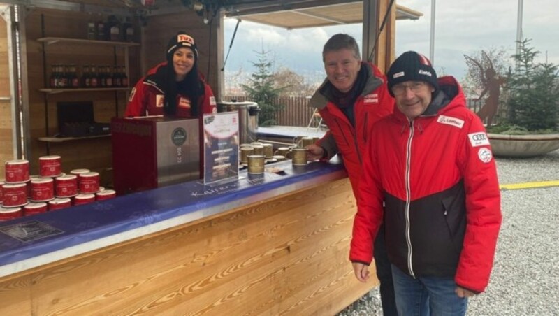 Auch Skifahrerin Stephanie Brunner packt mit an. Weiters im Bild: Wolfgang Kos und Ernst Vettori. (Bild: Jasmin Steiner)