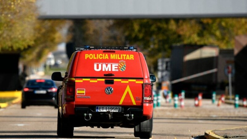 Ein Fahrzeug der Militärpolizei in der Nähe der Luftwaffenbasis Torrejon de Ardoz (Bild: APA/AFP/OSCAR DEL POZO)