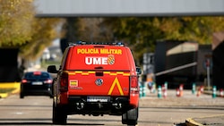 Ein Fahrzeug der Militärpolizei in der Nähe der Luftwaffenbasis Torrejon de Ardoz (Bild: APA/AFP/OSCAR DEL POZO)