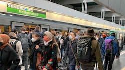 Ob U-Bahn, Straßenbahn oder Bus: Die Fahrzeuge sind voll, die Intervalle lang. (Bild: zVg)