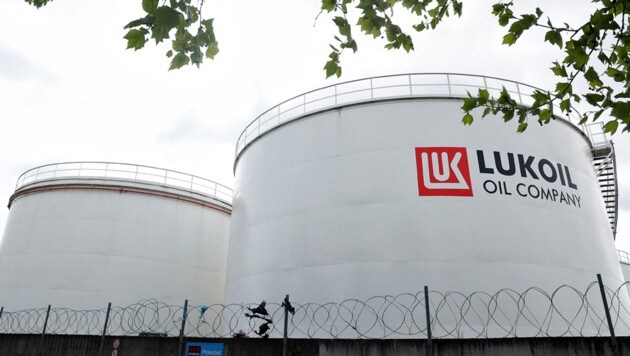 Ein Depot des russischen Ölkonzerns Lukoil in Brüssel (Bild: APA/AFP/KENZO TRIBOUILLARD)