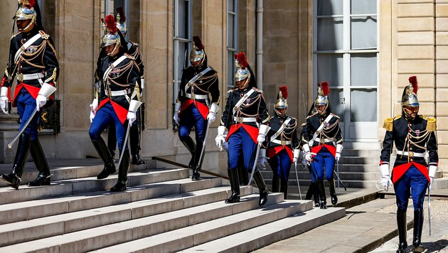 Mitglieder der Republikanischen Garde im Elysee-Palast (Bild: APA/AFP/Ludovic MARIN)