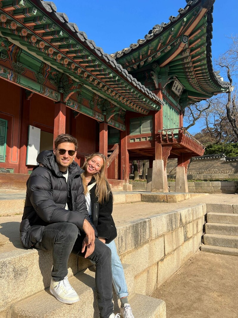 Sightseeing in Seoul. Thorsten Mahrer und Lieve beim Changdebokgung Palace. (Bild: ZVG)