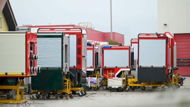 Lieferverzögerungen bei Fahrgestellen sorgen dafür, dass am Parkplatz am Firmengelände Aufbauten zwischengelagert werden müssen. (Bild: Markus Wenzel)