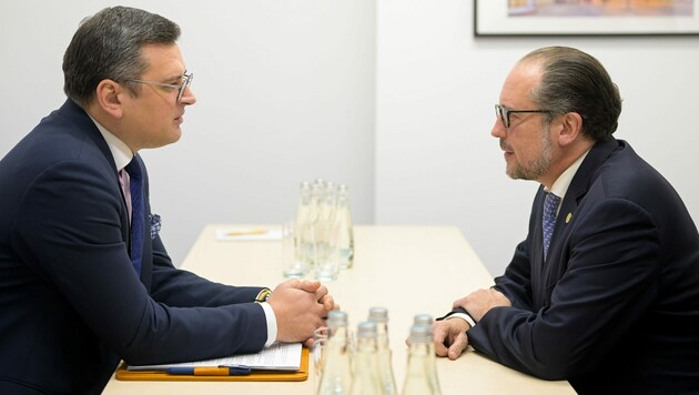Ukraines Außenminister Dmytro Kuleba (li.) und sein österreichischer Amtskollege Alexander Schallenberg sind uneins über die Rolle Russlands in der OSZE. (Bild: APA/BMEIA/MICHAEL GRUBER)
