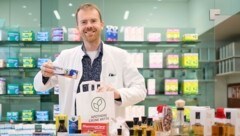 Stefan Eckerstorfer packt die Medikamente in eine Tasche, ein Lieferant bringt sie dann den „Patienten“. (Bild: Einöder Horst)