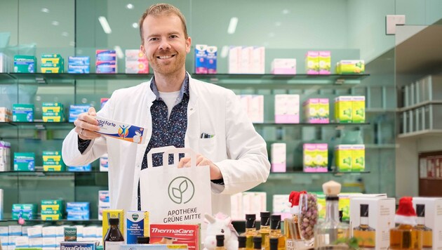 Stefan Eckerstorfer packt die Medikamente in eine Tasche, ein Lieferant bringt sie dann den „Patienten“. (Bild: Einöder Horst)